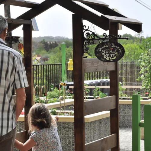 Feliratozható öntöttvas cégér, jelölő tábla, ovális 