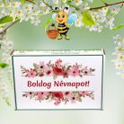 Boldog Névnapot feliratú ajándékötlet választható viráglabdával!