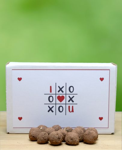 XOXO feliratos ajándék doboz 10 db választható viráglabdával