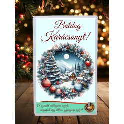   Karácsonyi díszdoboz viráglabdával – Téli falus, koszorús címkével  (Karácsonyi ajándék ötlet)