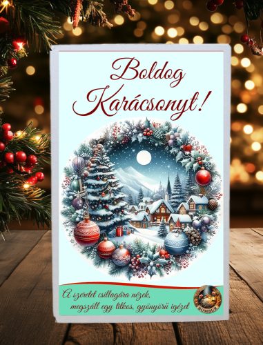 Karácsonyi díszdoboz viráglabdával – Téli falus, koszorús címkével  (Karácsonyi ajándék ötlet)