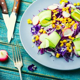 Így készíts gyors és egészséges tavaszi salátát a kertedből